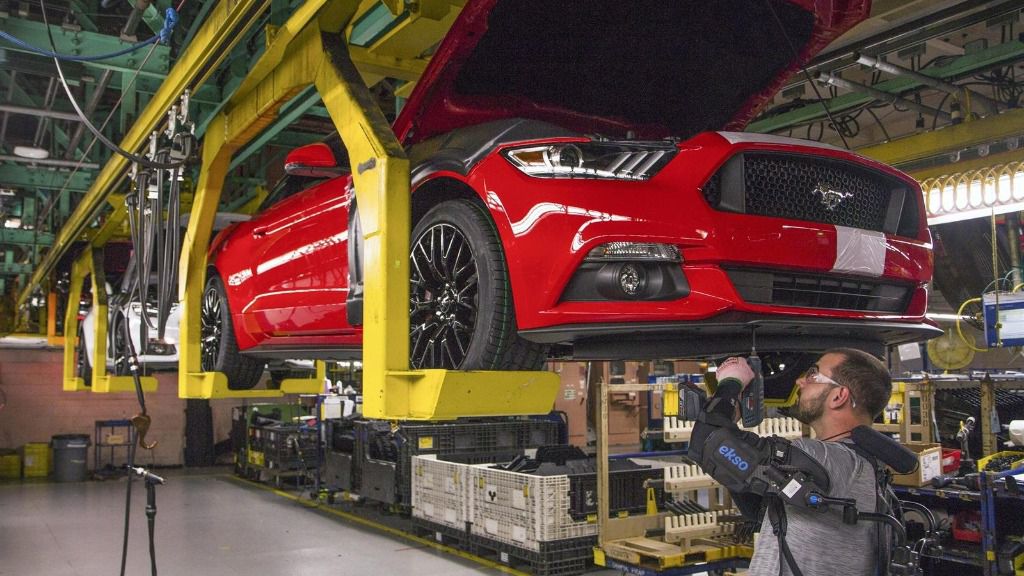 Imagen de una planta de Ford produciendo un Mustang