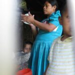 Mujer cocina en una comunidad chortí de Guatemala