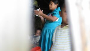 Mujer cocina en una comunidad chortí de Guatemala