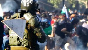 Carabinero durante las protestas sociales en Chile