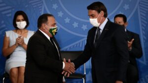 El presidente de Brasil, Jair Bolsonaro, durante la toma de posesión de su tercer ministro de Salud, el general Eduardo Pazuello