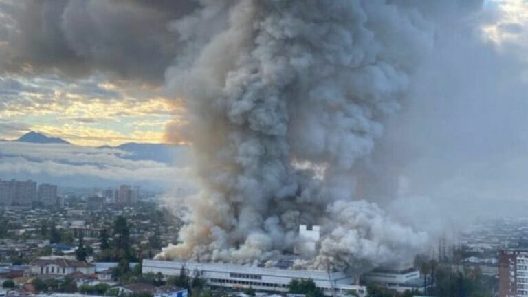 Declarado un enorme incendio en el hospital San Borja Arriaran de Santiago de Chile
