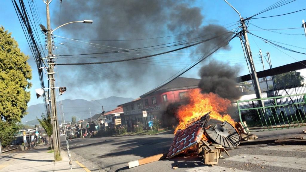 Disturbios tras la muerte de un malabarista por disparos de un carabinero en Panguipulli, en Chile