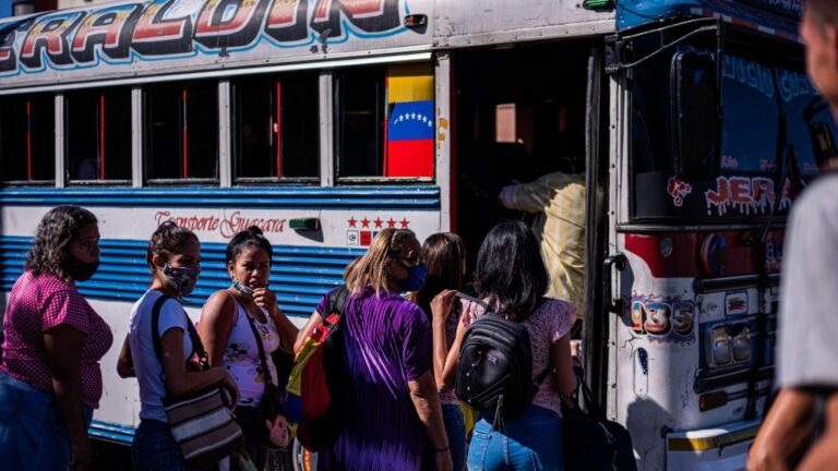 Varias personas suben a un autobús en la ciudad venezolana de Valencia
