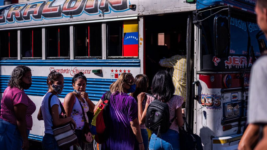 Varias personas suben a un autobús en la ciudad venezolana de Valencia