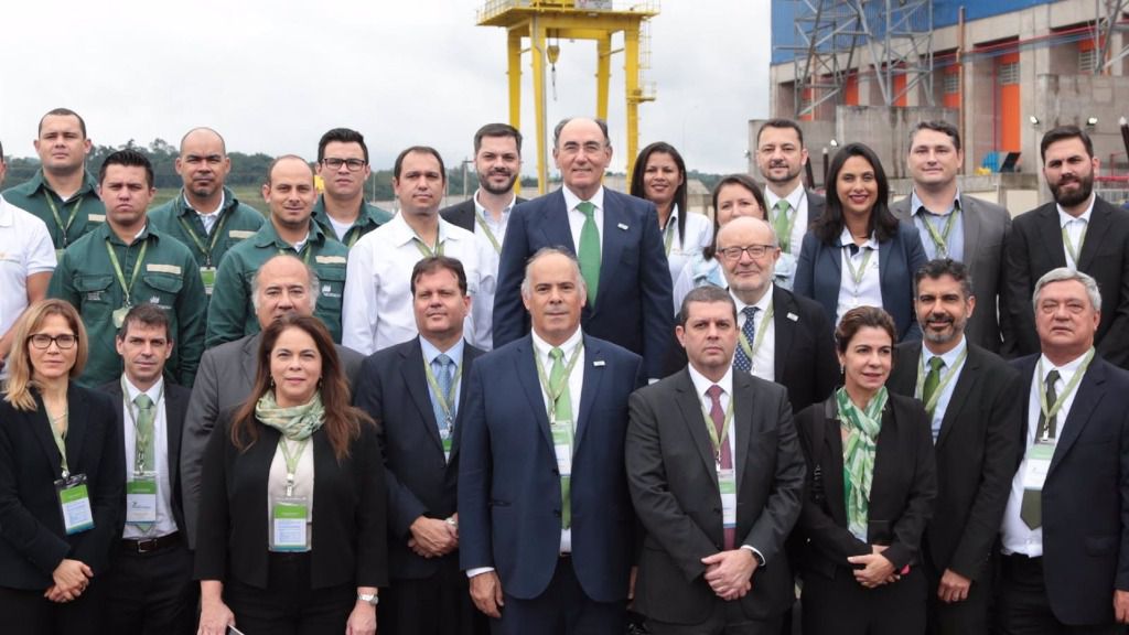 El presidente de Iberdrola, Ignacio Galán, con empleados de Neoenergia