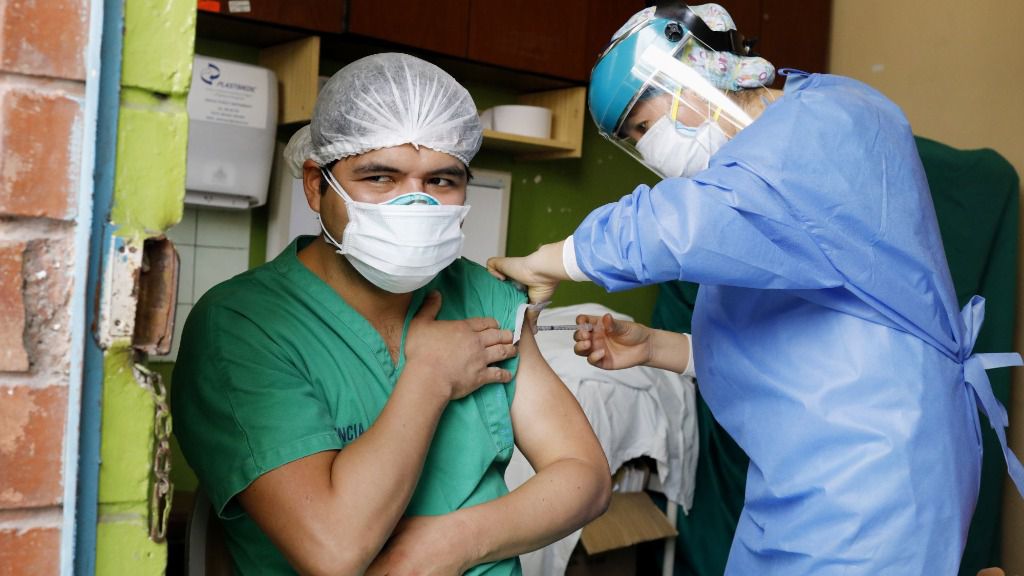Una trabajadora sanitaria recibe una dosis de la vacuna de Sinopharm