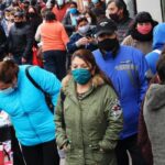 Personas hacen la compra en Chile
