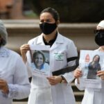 Personal de enfermería muestra fotos de compañeros muertos durante la pandemia en Brasil