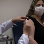Una de las personas voluntarias en recibir la vacuna de la farmacéutica china Sinova en Brasil