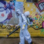 Un voluntario durante las labores de desinfección y limpieza de la favela de Santa Marta, en el sur de Río de Janeiro