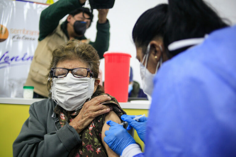 Una mujer es vacunada en Quito. - Juan Diego Montenegro/SOPA Image / DPA