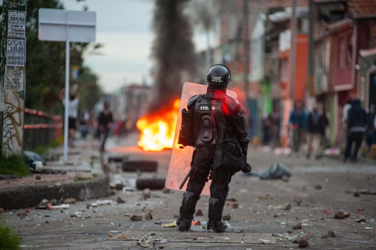 Un policía de Colombia durante las protestas contra la reforma tributaria - Chepa Beltran/VW Pics via ZUMA W / DPA