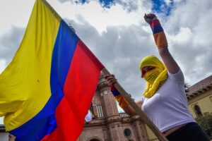 Una manifestante con la bandera de colombia durante el paro nacional indefinido contra Iván Duque REMITIDA / HANDOUT por CAMILO ERASSO / ZUMA PRESS / CONTACTOPHOTO