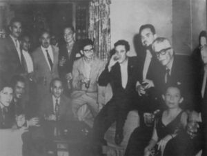El poeta salvadoreño Roque Dalton de quinto de derecha a izquierda con intelectuales de la Generación comprometida (Círculo Literario Universitario). San Salvador, 1961