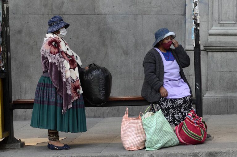 Dos mujeres bolivianas esperando el autobús en La Paz - Alexis-Demarco/ABI/dpa