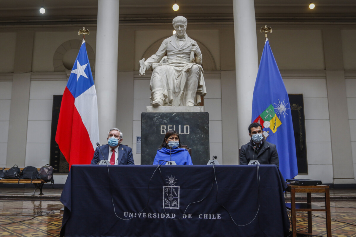 La presidenta de la Convención Constitucional de Chile, Elisa Loncón (centro), con el vicepresidente, Jaime Bassa (dcha) y el rector de la Universidad of Chile, Ennio Vivaldi (iqda). - Sebastian Beltran Gaete/Agencia / DPA