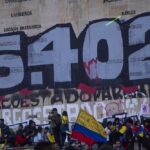 Protestas contra el Gobierno de Colombia celebradas en Bogotá, bajo una pintada que hace referencia al número de 'falsos positivos'. - DANIEL GARZON HERAZO / ZUMA PRESS / CONTACTOPHOTO