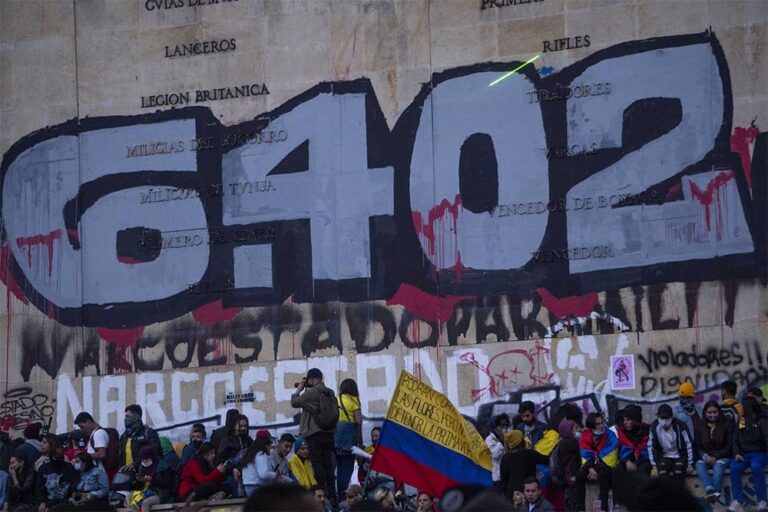 Protestas contra el Gobierno de Colombia celebradas en Bogotá, bajo una pintada que hace referencia al número de 'falsos positivos'. - DANIEL GARZON HERAZO / ZUMA PRESS / CONTACTOPHOTO