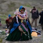Una mujer indígena de Bolivia carga una bolsa con hoja de coca. - Radoslaw Czajkowski/dpa