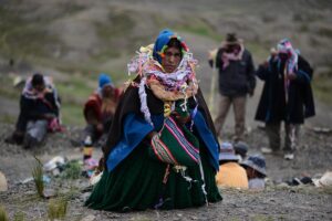 Una mujer indígena de Bolivia carga una bolsa con hoja de coca. - Radoslaw Czajkowski/dpa