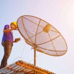 Técnico de instalación de antena de TV con Antenistas Valencia