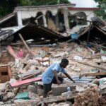 Un hombre busca entre los escombros tras el terremoto en Les Cayes, Haití - D AVIDDELAPAZ / XINHUA NEWS / CONTACTOPHOTO