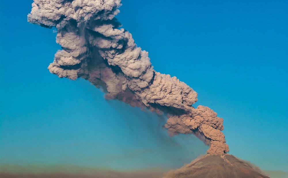 Columna de humo y cenizas emitida en 2019 por el volcán Popocatépetl, situado en México - Rigoberto Aguilar/NOTIMEX/dpa
