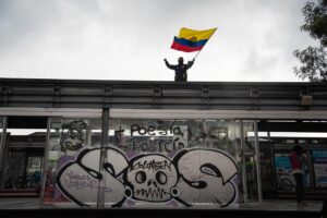Un manifestante ondea la bandera de Colombia en las marchas del Paro Nacional. - Maria Jose Gonzalez Beltran/Long / DPA