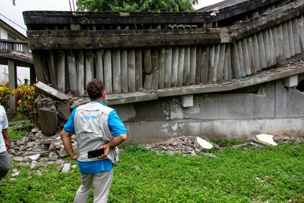 Personal de UNICEF examina un centro educativo destruido en Camp-Perrin, Les Cayes - UNICEF/ROUZIER