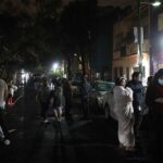 Un grupo de personas en plena calle tras abandonar sus hogares al anuciarse la alarma sísmica por un terremoto de 7,1 que ha tenido su epicentro en Acapulco. - EL UNIVERSAL / ZUMA PRESS / CONTACTOPHOTO