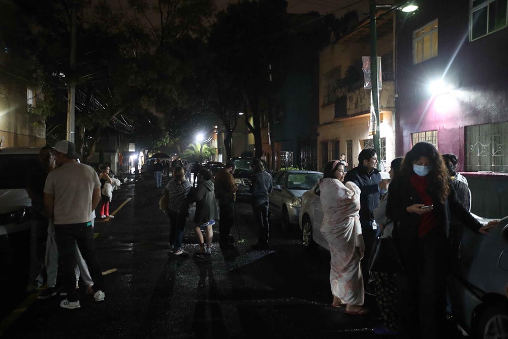 Un grupo de personas en plena calle tras abandonar sus hogares al anuciarse la alarma sísmica por un terremoto de 7,1 que ha tenido su epicentro en Acapulco. - EL UNIVERSAL / ZUMA PRESS / CONTACTOPHOTO