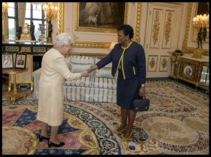 La reina Isabel II de Inglaterra y la recien nombrada presidenta de Barbados, Sandra Mason, quien en el momento de la imagen ocupaba el cargo de gobernadora general del país. - I-IMAGES / ZUMA PRESS / CONTACTOPHOTO