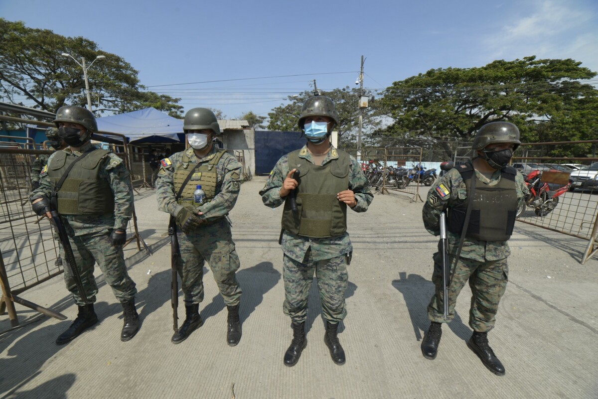 Miembros de las fuerzas de seguridad de Ecuador tras unos enfrentamientos entre bandas en una cárcel de Guayaquil - Marcos Pin/dpa