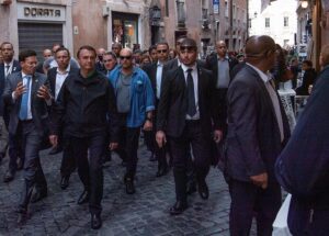 El presidente brasileño, Jair Bolsonaro, durante un paseo por las calles de Roma durante la cumbre del G-20 - MAURIZIO BRAMBATTI BT / ZUMA PRESS / CONTACTOPHOTO