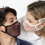Xula ayuda a comunicarse a las personas con minusvalía auditiva con sus mascarillas transparentes
