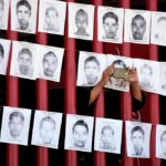 Familiares de desaparecidos levantan fosas ficticias frente al Palacio Nacional de México