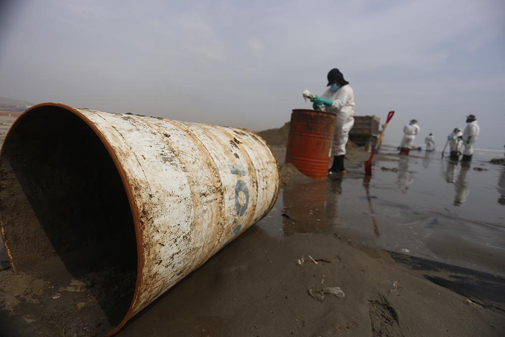 Barriles de petróleo en las costas de Perú - Gian Masko/dpa