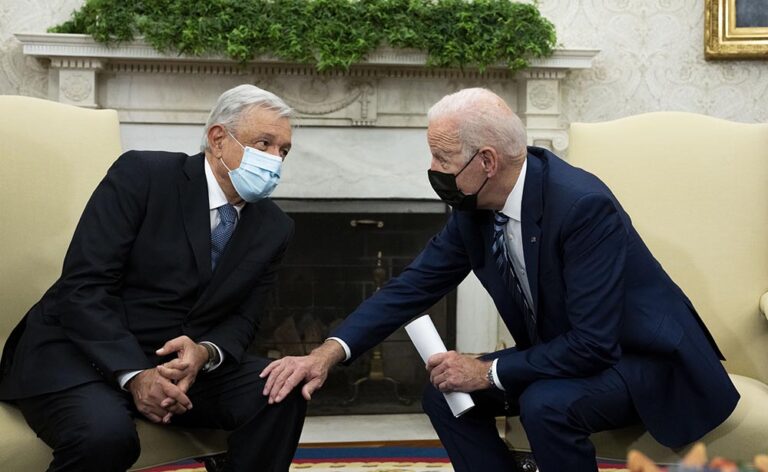 El presidente de México, Andrés Manuel López Obrador y su homólogo de Estados Unidos, Joe Biden, en el Despacho Oval. - POOL - Archivo