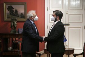 El Alto Representante de la UE para la Política Exterior, Josep Borrell (I), junto con el presidente de Chile, Gabriel Boric (D) - CLAUDIO REYES