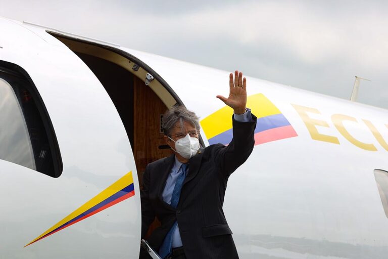 El presidente de Ecuador, Guillermo Lasso, sube a bordo del avión presidencial / Foto: Presidencia de Ecuador