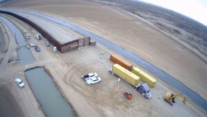 Camiones dejan contenedores para bloquear la frontera de Estados Unidos con México en Arizona - GOBERNACIÓN DE ARIZONA