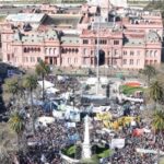 Miles de personas marchan en Buenos Aires en repulsa por el ataque a Cristina Kirchner