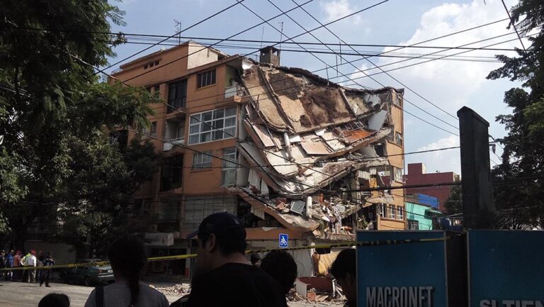 Edificio tras el terremoto en Ciudad de México el 19 de septiembre de 2017