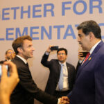 El presidente de Francia, Emmanuel Macron, y el presidente de Venezuela, Nicolás Maduro, se saludan en la COP27 - -/Prensa Miraflores/dpa