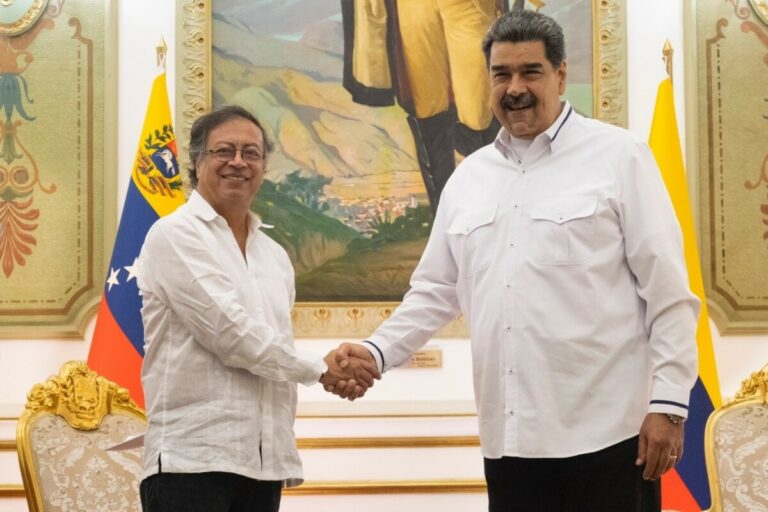 El presidente de Colombia, Gustavo Petro, y el presidente de Venezuela, Nicolás Maduro, durante la reunión bilateral en el Palacio de Miraflores, Caracas / Foto: Presidencia de Colombia