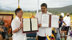 El presidente de Colombia, Gustavo Petro, y el presidente de Venezuela, Nicolás Maduro, en la firma de un acuerdo comercial / Foto: Presidencia de Colombia