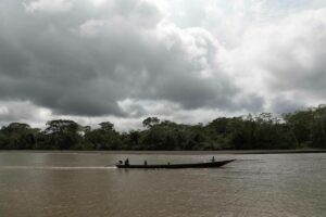 Pescadores navegan por el río Pastaza en la Amazonía peruana, en Datem del Marañón (Perú) / Foto: EFE - Paolo Aguilar