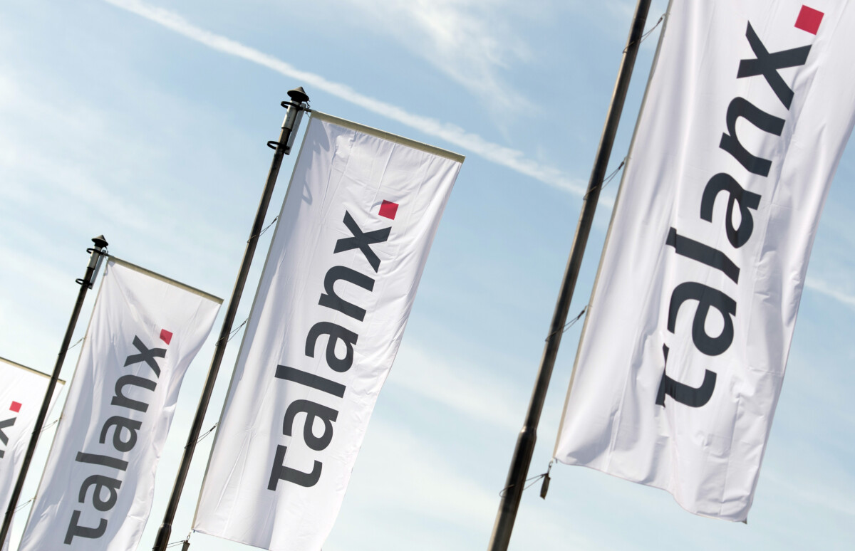 Las banderas del grupo Talanx ondenan con motivo de una asamblea general de accionistas en Hannover / Foto: picture alliance - Sebastian Gollnow - dpa