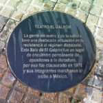 Placa de la marca de la memoria frente al teatro El Galpón de Montevideo / Foto: Anguelo - Wikipedia